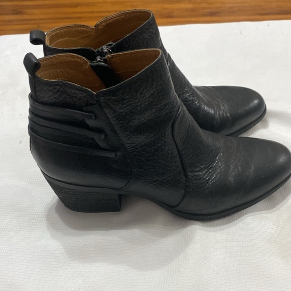 Comfortiva  Memory Foam Comfort size 9.5 Black Ankle Booties Leather  clean - Picture 8 of 15